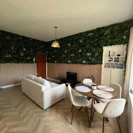 Au Pied Des Remparts